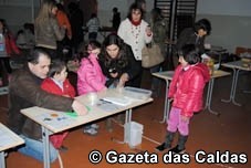 Crianças e pais aprendem Matemática por entre brincadeiras