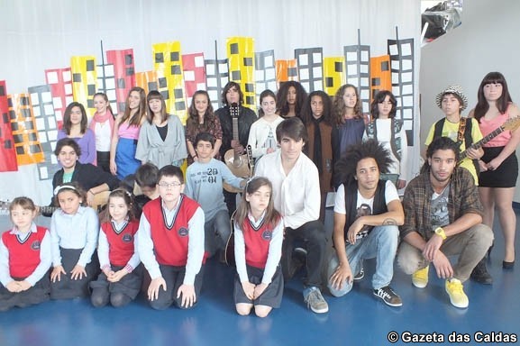 Colégio Rainha D. Leonor abriu semana cultural com Festival da Canção