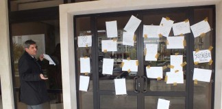 Mensagens de indignação coladas na Câmara Municipal