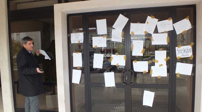 Mensagens de indignação coladas na Câmara Municipal