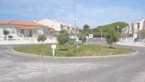 Uma rotunda que se presta a confusões em S. Martinho do Porto