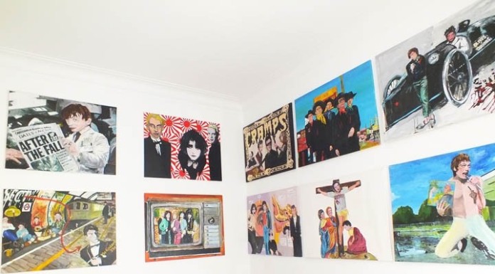 Cartazes do movimento punk estão em exposição no Museu Bernardo