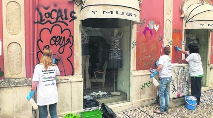 Associação Comercial toma a iniciativa de limpar graffitis do centro da cidade