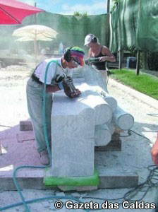 Simpetra com seis escultores de seis países no Centro de Artes