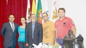 “Leproso” entrega esmolas obtidas no mercado medieval aos bombeiros de Óbidos