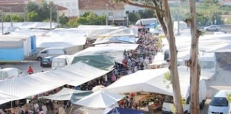 Feira do 15 de Agosto sobrevive apesar da falta de dinheiro e de condições