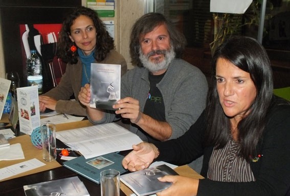 Poesia insuflável quer desanuviar o ambiente no país