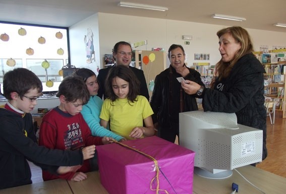 Óbidos.com ofereceu três computadores para os complexos escolares