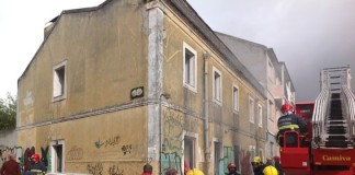 Incêndio em casa abandonada na rua da Feira