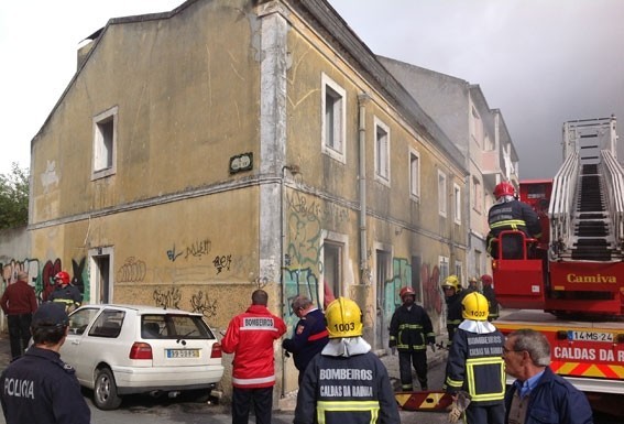 Incêndio em casa abandonada na rua da Feira