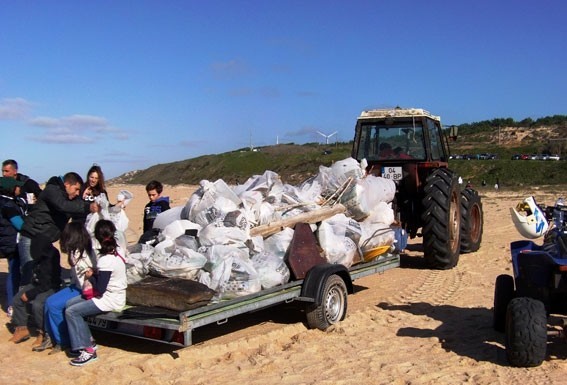 Mais de uma tonelada de lixo recolhido da Praia do Norte