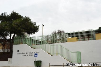 Escola Secundária Rafael Bordalo Pinheiro prefere agrupar-se ao agrupamento D. João II