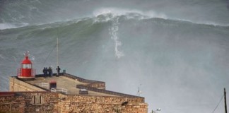 Garrett McNamara volta a surfar onda gigante na Nazaré