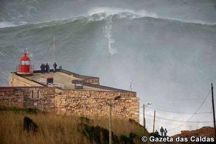 Garrett McNamara volta a surfar onda gigante na Nazaré