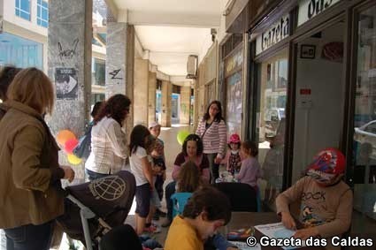 Pinturas faciais e bolo de chocolate animaram Dia da Criança na Gazeta das Caldas