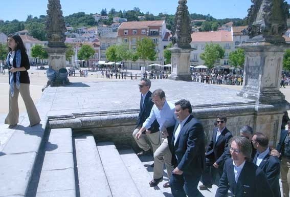 Um Conselho de Ministros no mosteiro de Alcobaça ao lado de um casamento e com protestos e vaias
