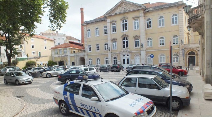 Largo do Termal até serve para a PSP estacionar viatura