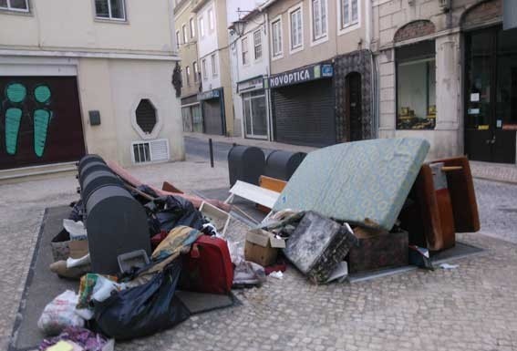 Lixo e grafitis ou a proverbial falta de civismo nas Caldas da Rainha
