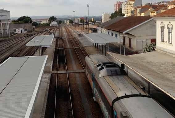 Só meia modernização da linha do Oeste