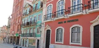 Direcção-Geral do Património Cultural contra contentores do lixo em frente aos antigos Paços do Concelho