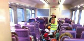 Crianças viajaram sentadas no chão da carruagem entre Leiria e S. Martinho do Porto