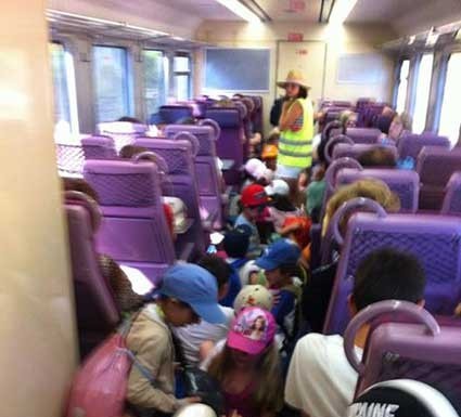 Crianças viajaram sentadas no chão da carruagem entre Leiria e S. Martinho do Porto