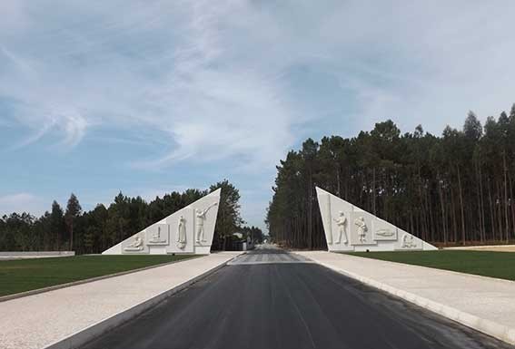Pórticos de Carlos Oliveira inaugurados na Burinhosa