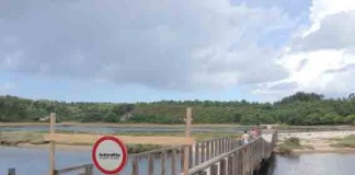 Ponte pedonal em risco na margem sul da lagoa aguarda intervenção do Ministério do Ambiente