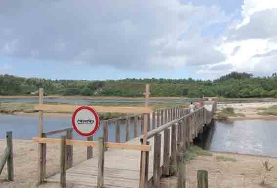 Ponte pedonal em risco na margem sul da lagoa aguarda intervenção do Ministério do Ambiente