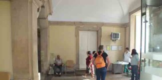 Trabalhadora temporária na portaria do Hospital Termal em dia de greve