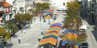 Vendedores da Praça queixam-se do peso e tamanho dos toldos
