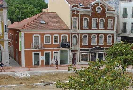 Pintura de fachada na Praça causa indignação