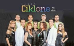 Espectáculo piromusical na Praça da Fruta