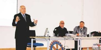 Rotários dão a conhecer “pormenores” de Fernando Pessoa aos alunos caldenses Gazeta das Caldas