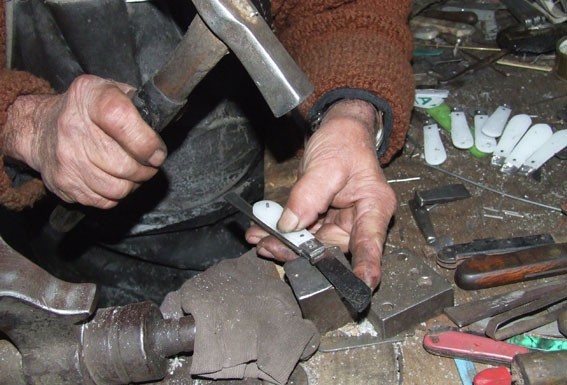 Uma sessão para aprender a fazer uma faca artesanal nas Relvas (Santa Catarina) Gazeta das Caldas