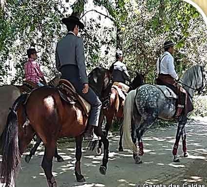 Passeio equestre na Vila de Gaeiras no Domingo Gazeta das Caldas