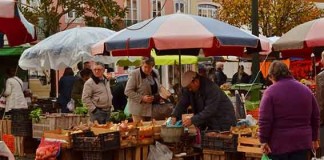 Mercado diário ao ar livre: a Praça da Fruta das Caldas é única em Portugal?