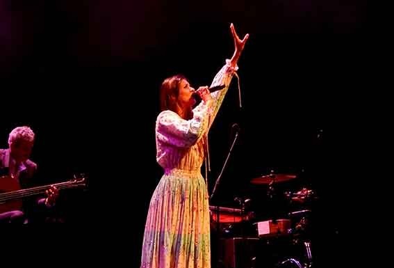 Fadista Cuca Roseta (en)cantou o público caldense