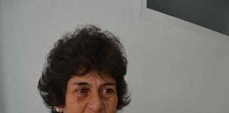 Lenços de seda pintados à mão à venda na loja da Gazeta