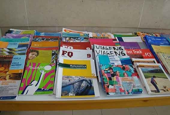 Manuais escolares para trocar na biblioteca Gazeta das Caldas