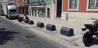 Mini caixotes do lixo em frente aos antigos Paços do Concelho Gazeta das Caldas