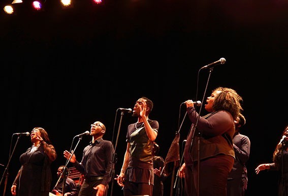 Plateia do CCC dançou ao som dos London Community Gospel Choir Gazeta das Caldas