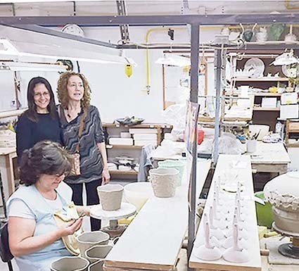 Artista americana cria peças sobre a mulher portuguesa na fábrica Bordallo Pinheiro Gazeta das Caldas