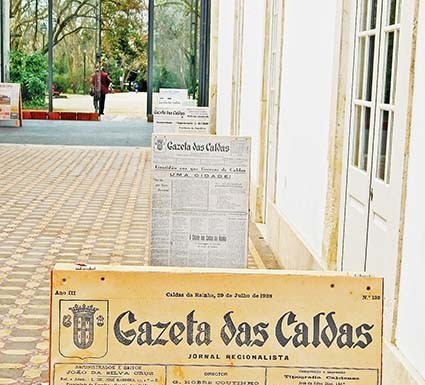 Capas da Gazeta das Caldas em exposição no Céu de Vidro Gazeta das Caldas
