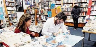 Pedro Chagas Freitas testa a criatividade em cada autógrafo que escreve