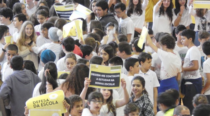 Alunos deram um abraço humano aos colégios e m protesto contra as decisões do Governo