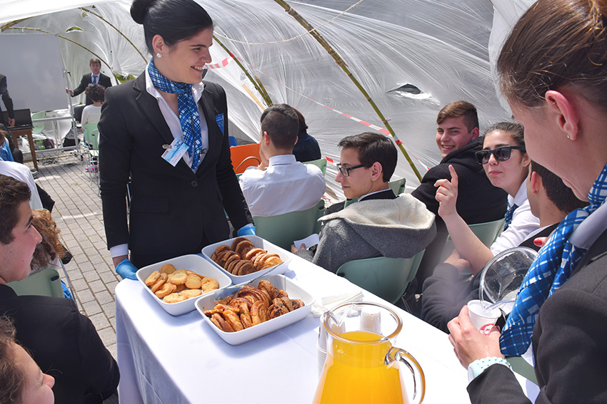 Alunos simulam profissões ligadas à aviação