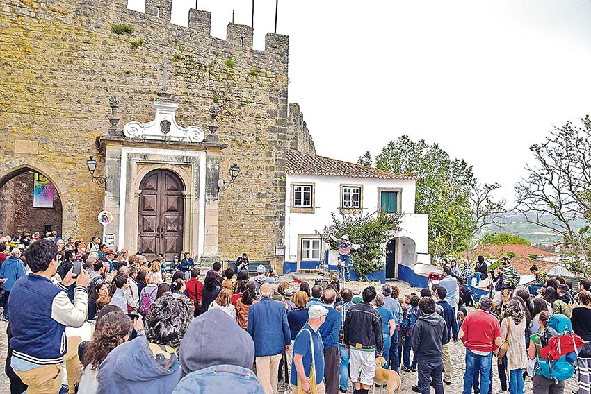 Óbidos invadida por artistas de rua