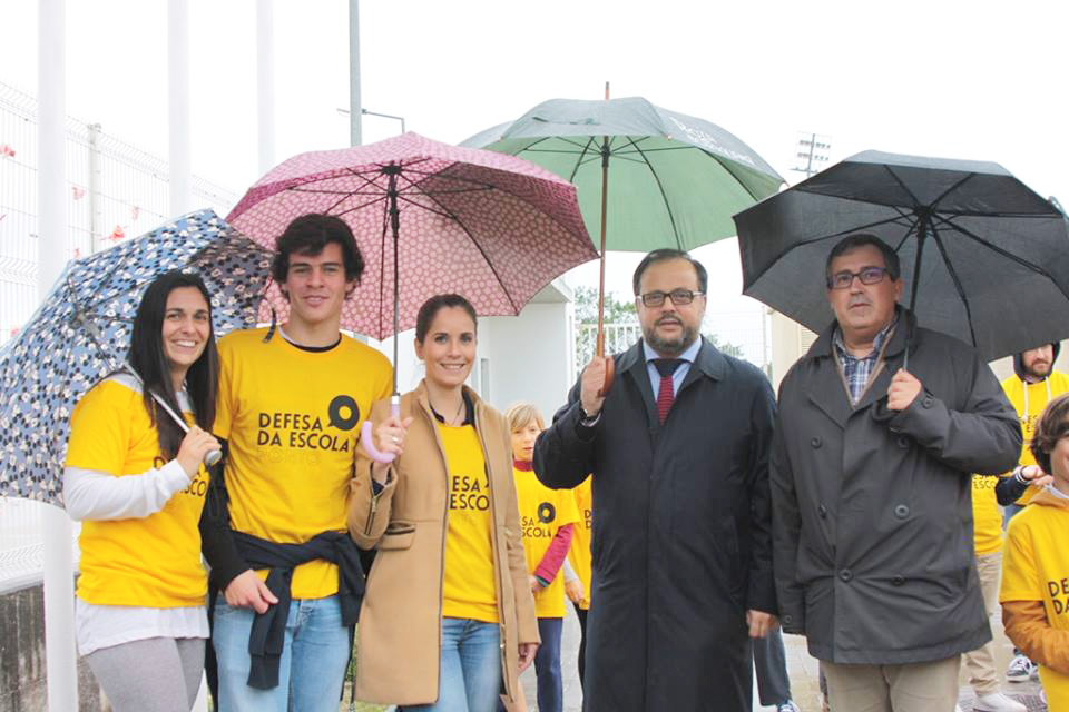 Colégio Rainha D. Leonor protestou vestindo-se de amarelo