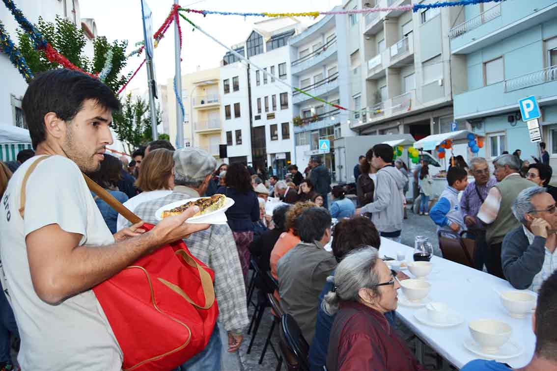 Viver e saborear os santos populares na rua